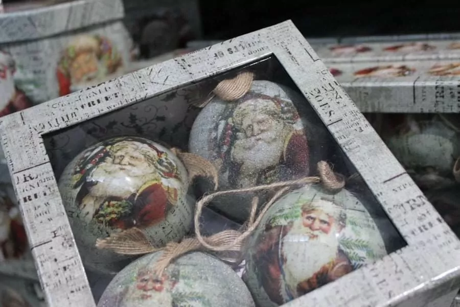 Farebné vianočné gule s obrázkom Mikuláša