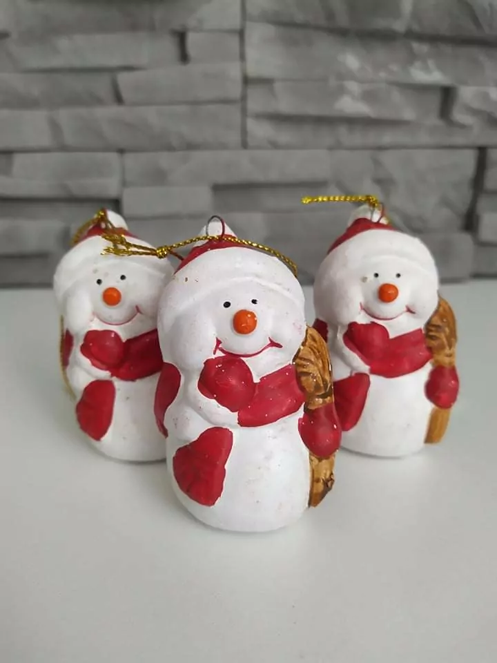 Keramický mini snehuliak na zavezenie