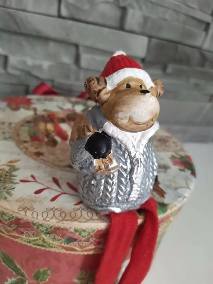 Sobík s visiacimi nohami