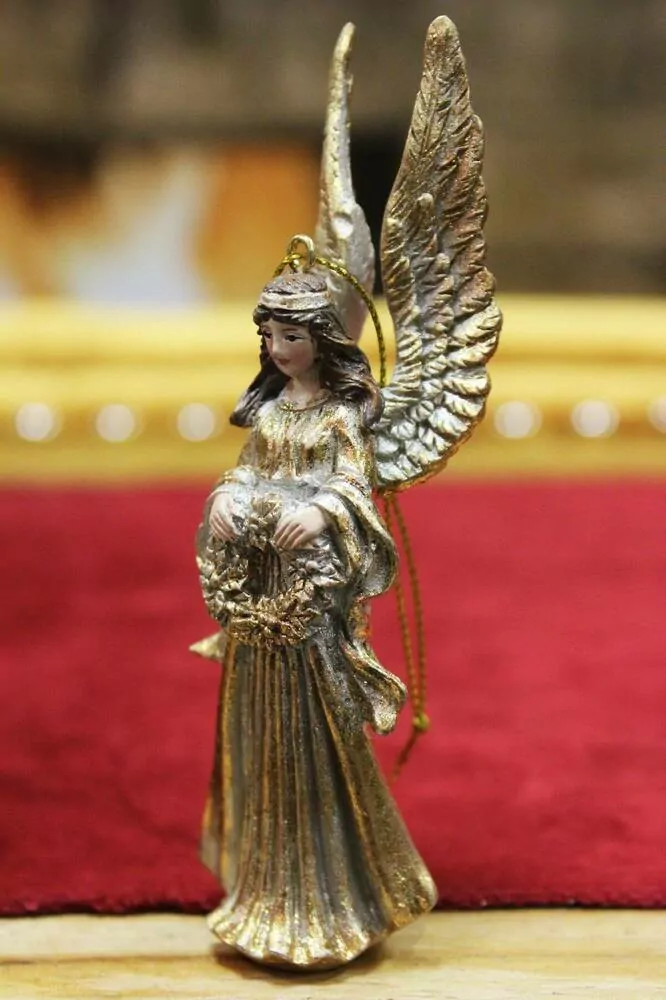 Závesný anjel v zlatom prevedení