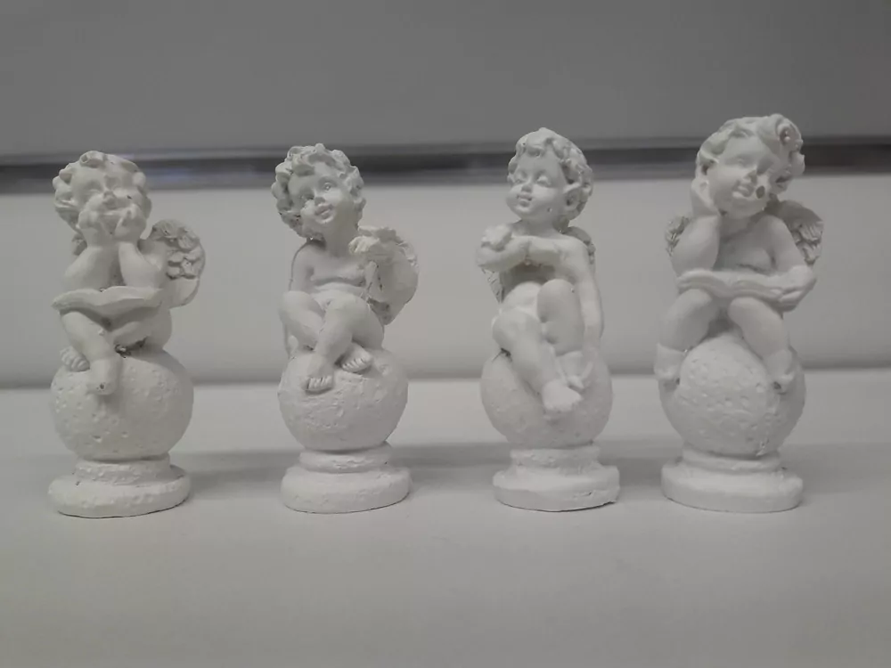 Anjel sediaci s knihou