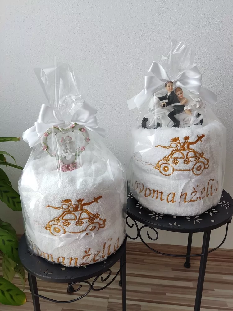 Osušková torta s anjlelikmi pre novomanželov