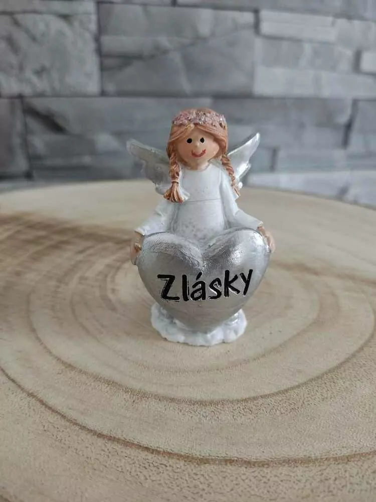 Anjel z lásky so srdiečkom