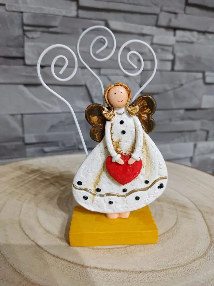 Sada anjelikov na podstavci