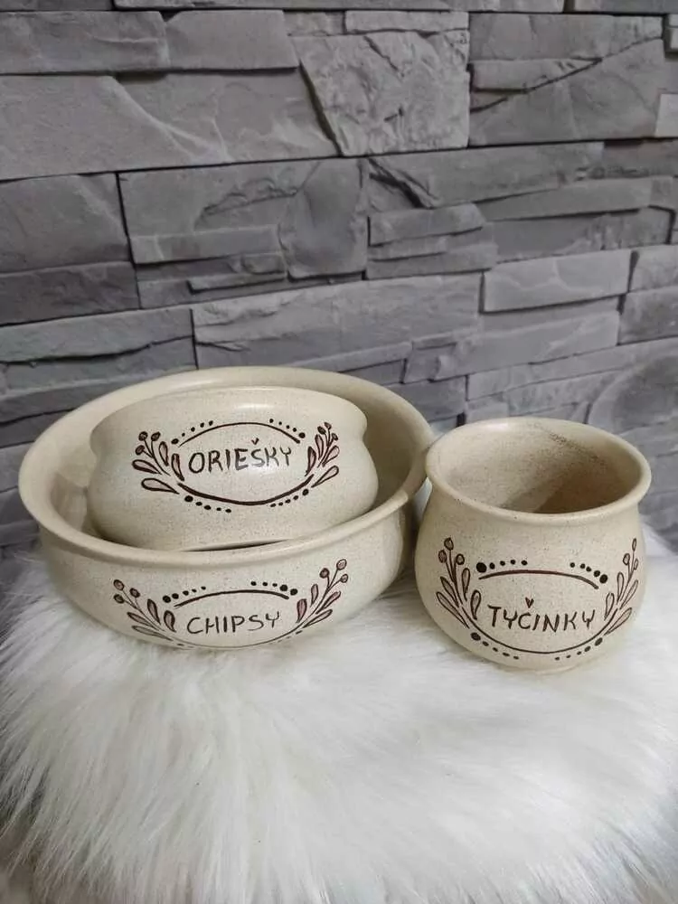 Sada hnedých misiek na chipsy, oriešky a tyčinky