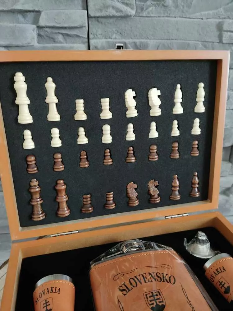 Ploskačka so 4 pohárikmi a šachom