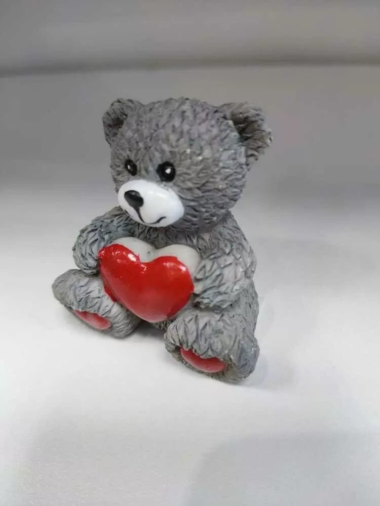 Soška - medvedík so srdiečkom