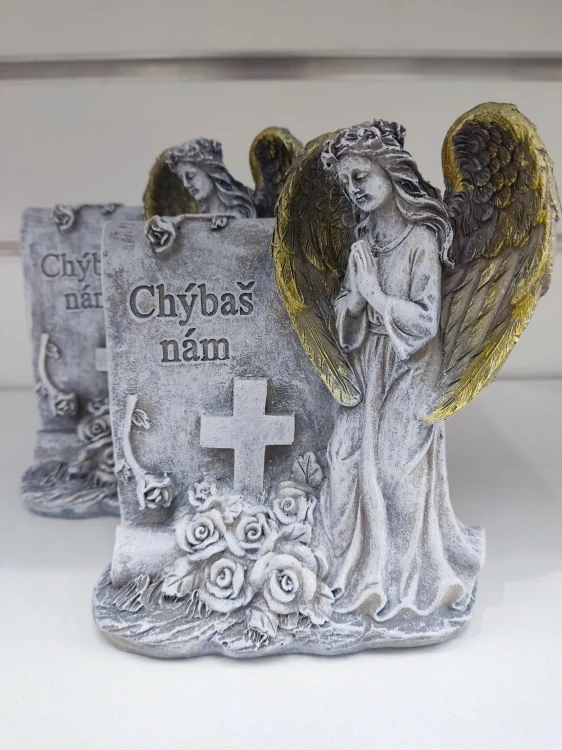 Anjel pri pomníku Chýbaš nám