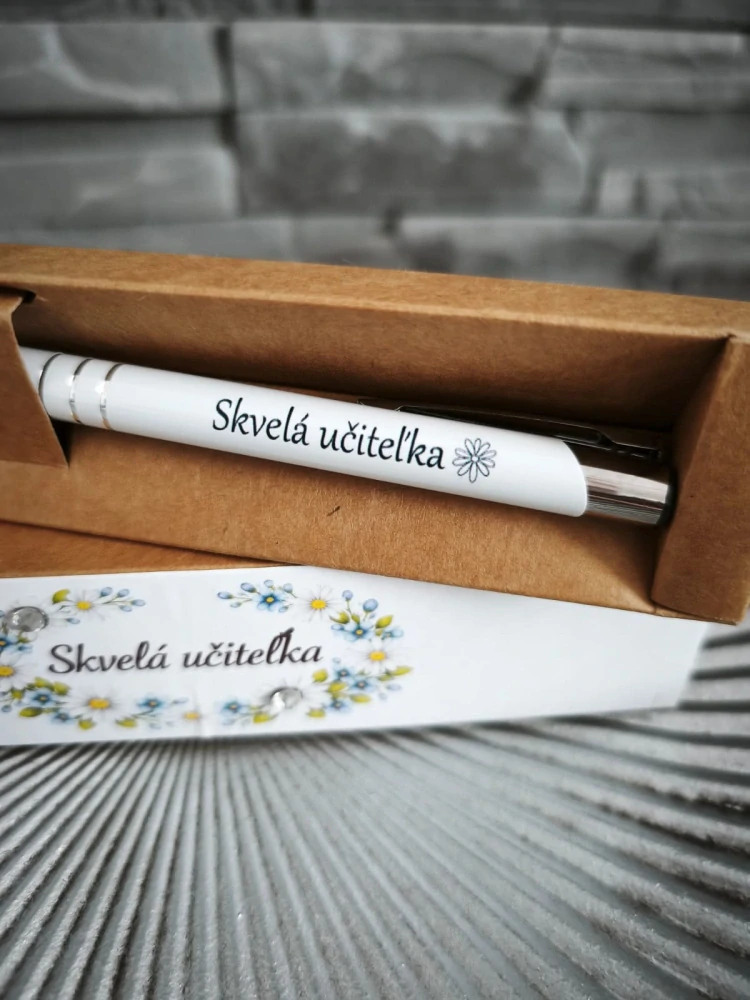 ---🖊️ Pero v darčekovej krabičke „Skvelá učiteľka“