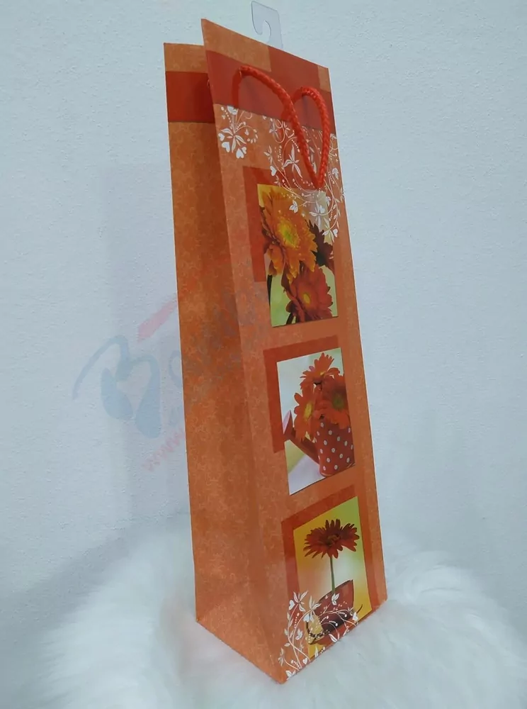 Darčeková taška červená s kvetinami