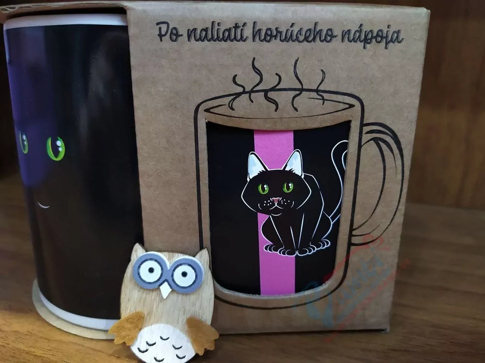 Meniaci sa hrnček: Čierna mačička