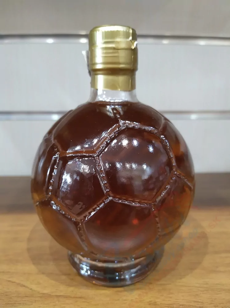 Červené vínko-futbalová lopta