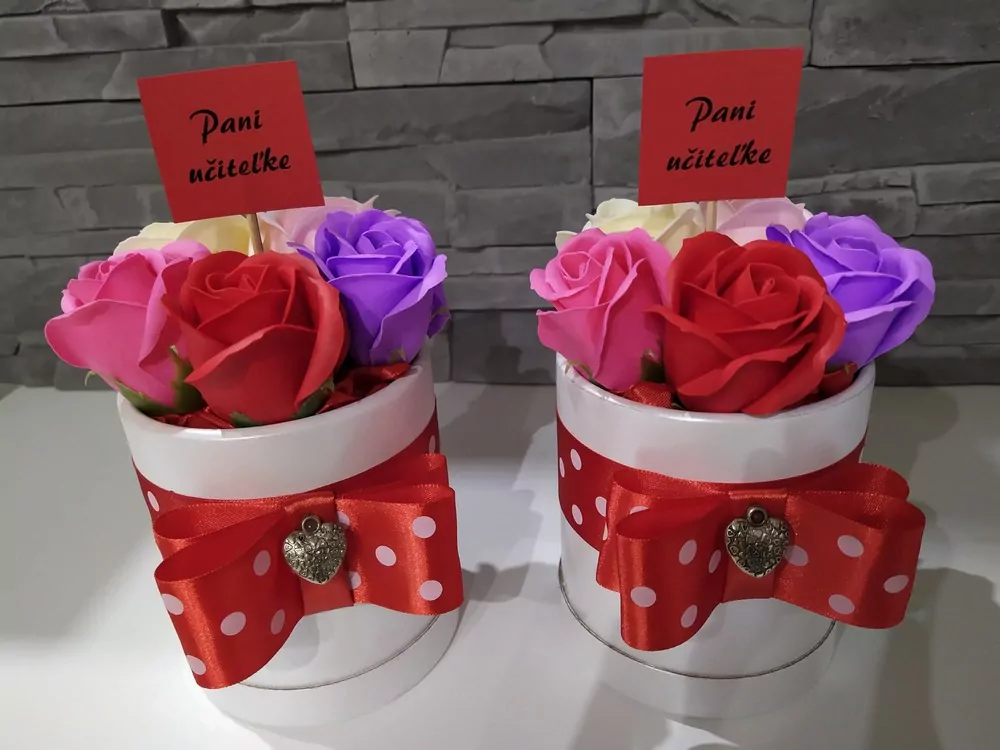 Mydlový flower box 5 ruží mix Pani učiteľke červený