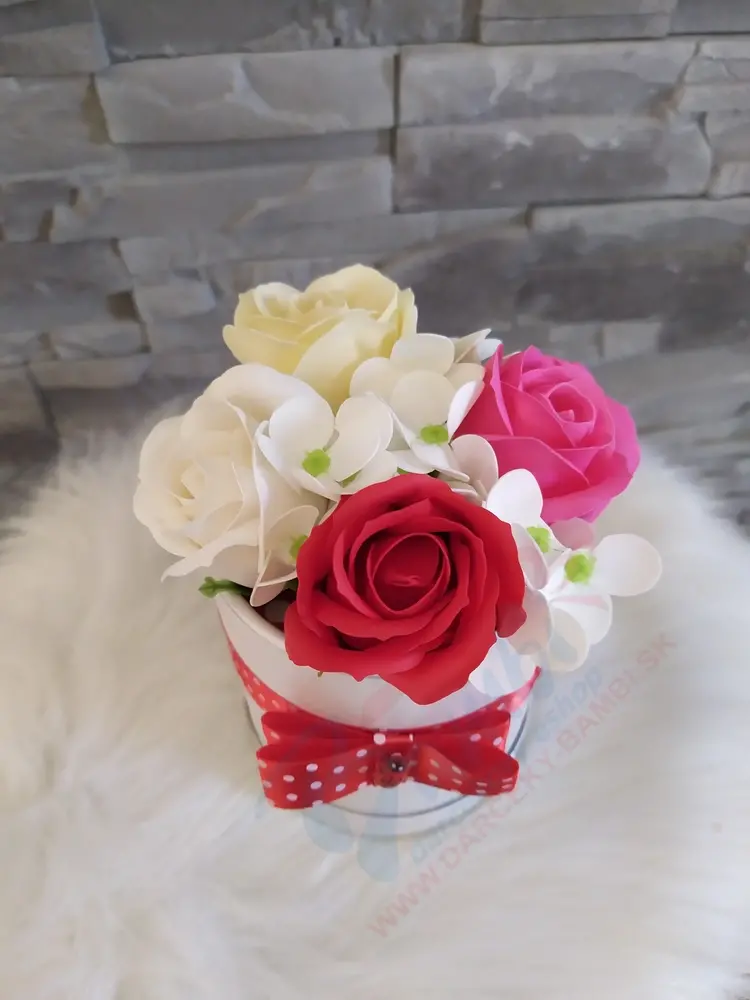 Mydlový flower box mix s červenou mašľou