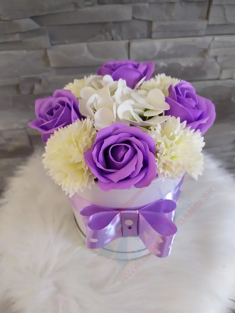 Mydlový flower box mix s fialovou mašľou