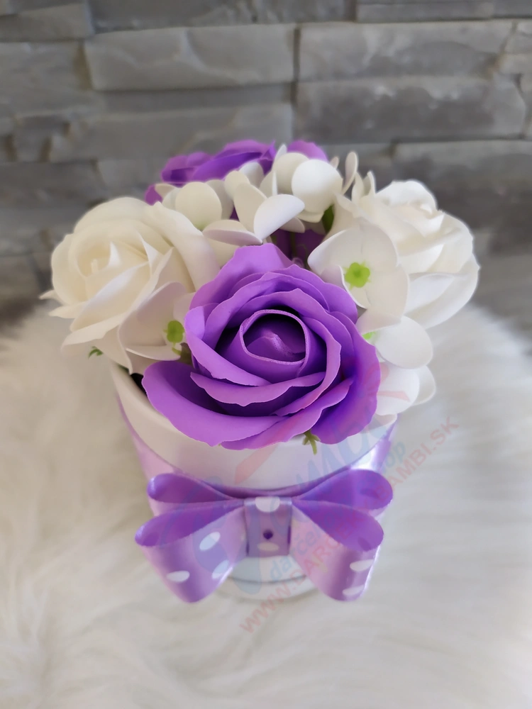 Mydlový flower box mix s fialovou mašľou menší
