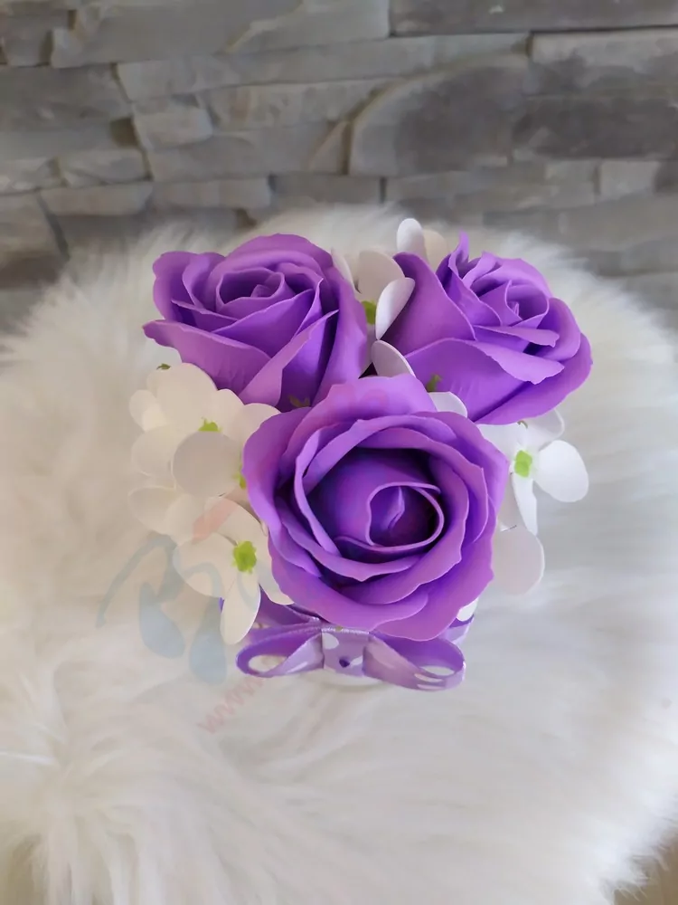 Mydlový flower box mix s fialovou mašľou menší