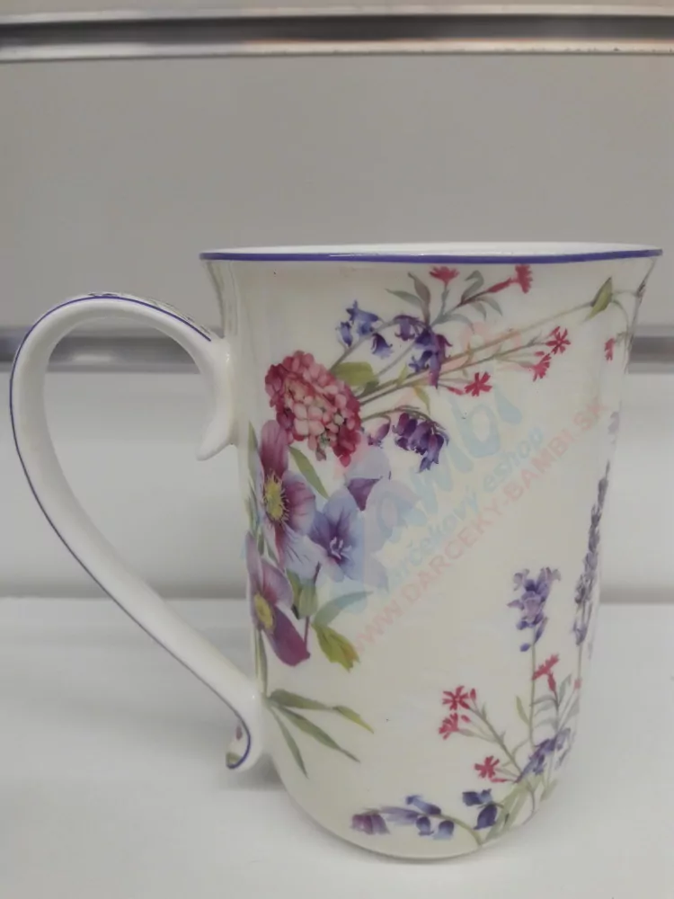 Porcelánový hrnček s kvetinovým vzorom