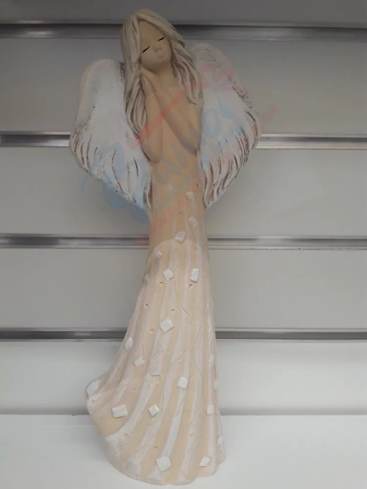 Anjel spiaci v oranžových šatách