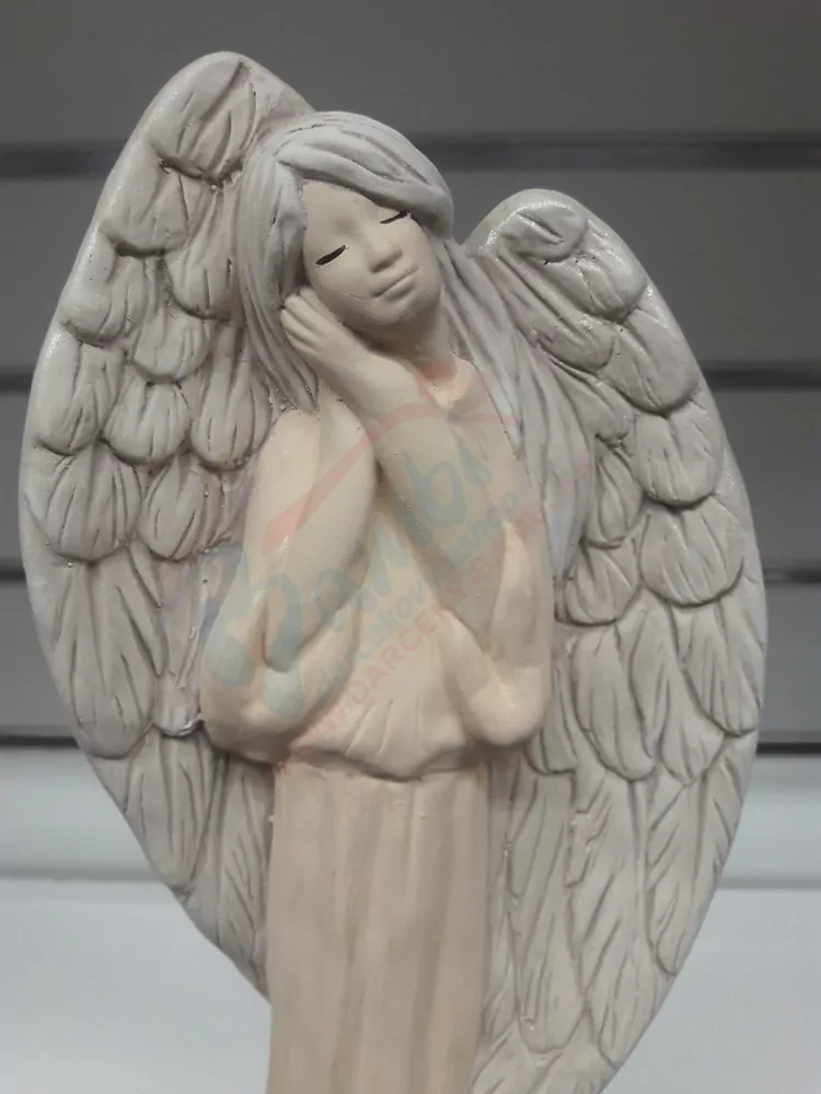 Anjel spiaci v oranžových šatách