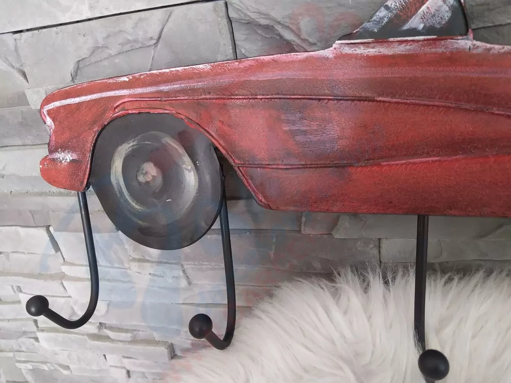 Kovový vešiak - auto