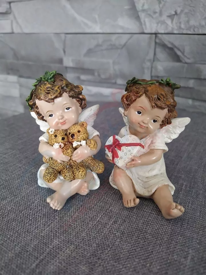 Anjelik s darčekom sediaci