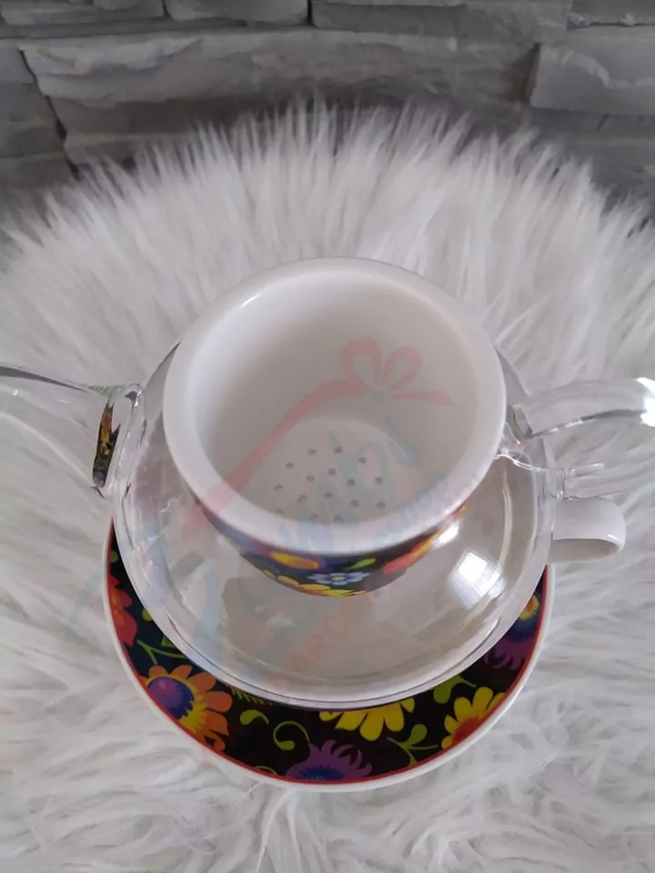Čajník s porcelánovým sitkom a šálkou