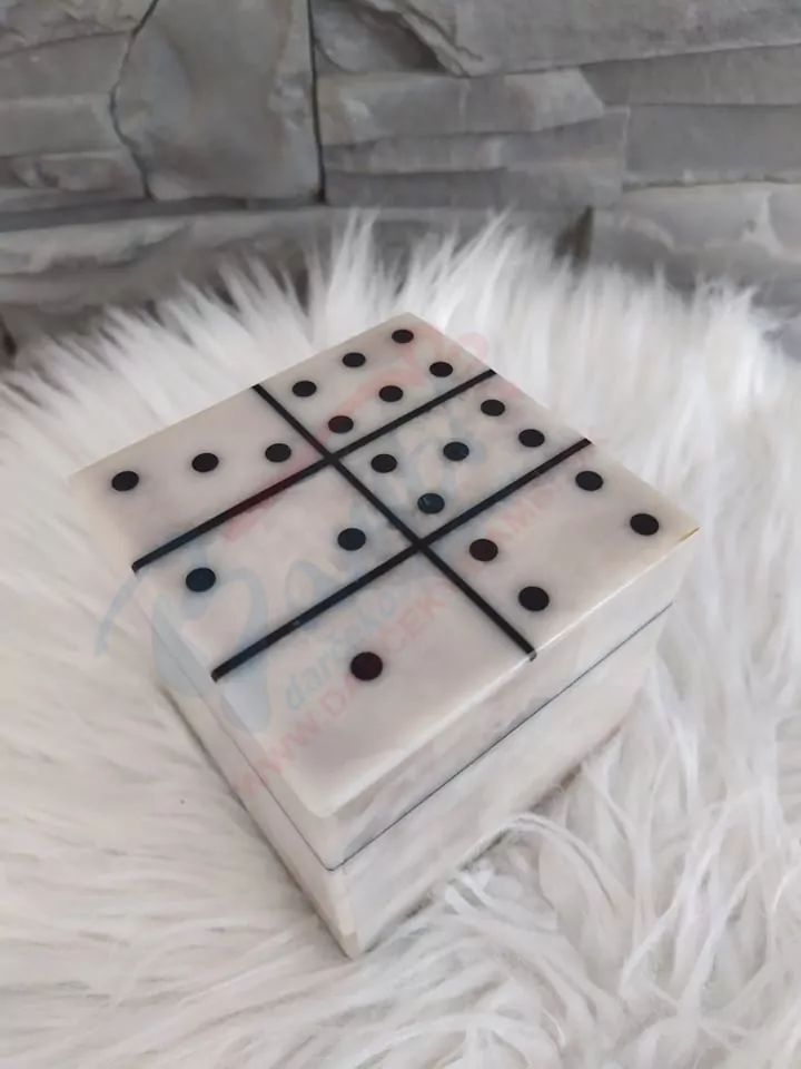 Domino kocka z pravého kameňa