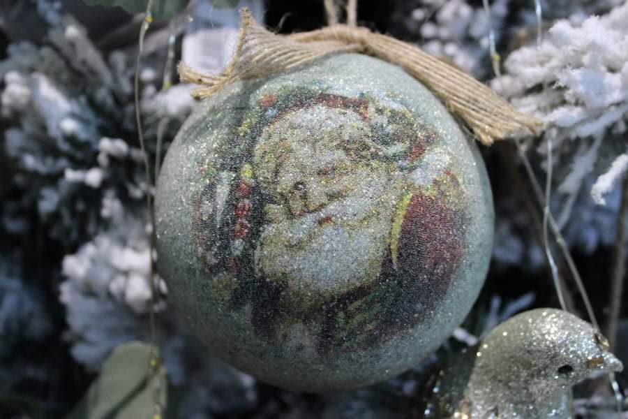 Farebné vianočné gule s obrázkom Mikuláša