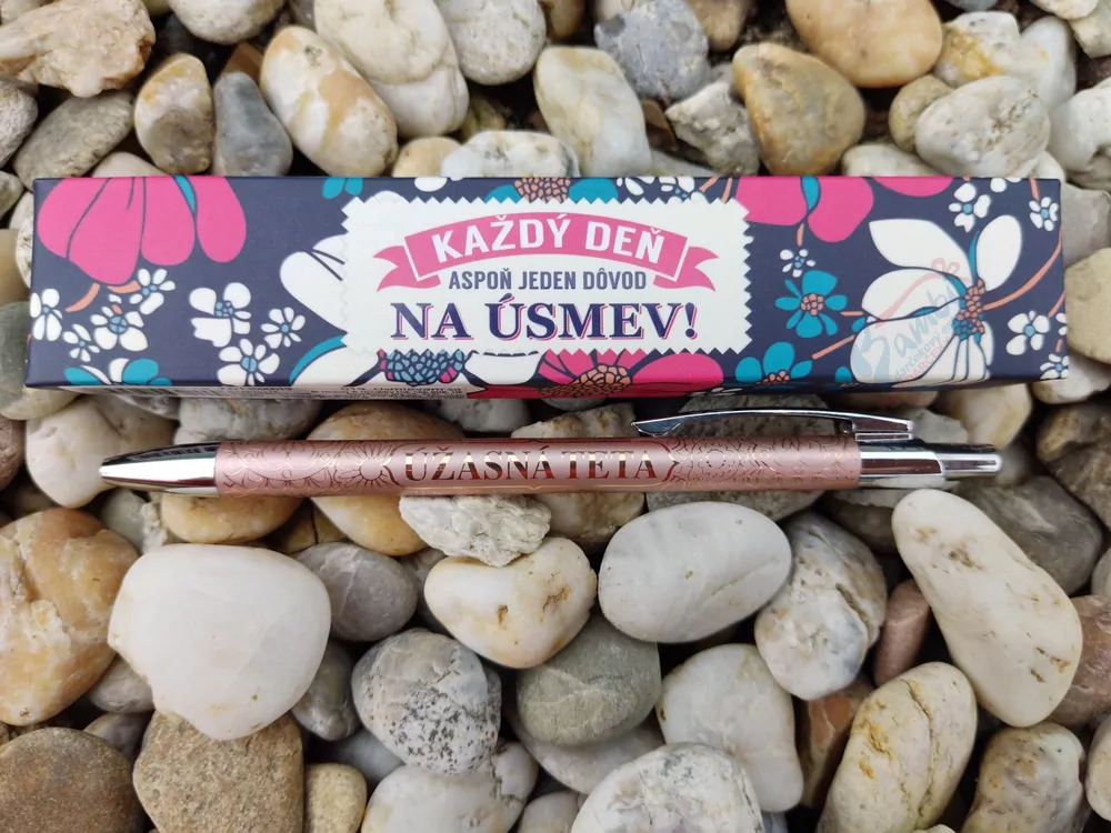 Pero s nápisom: Úžasná teta