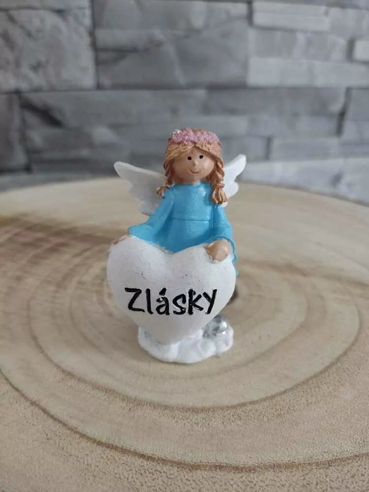 Anjel z lásky so srdiečkom