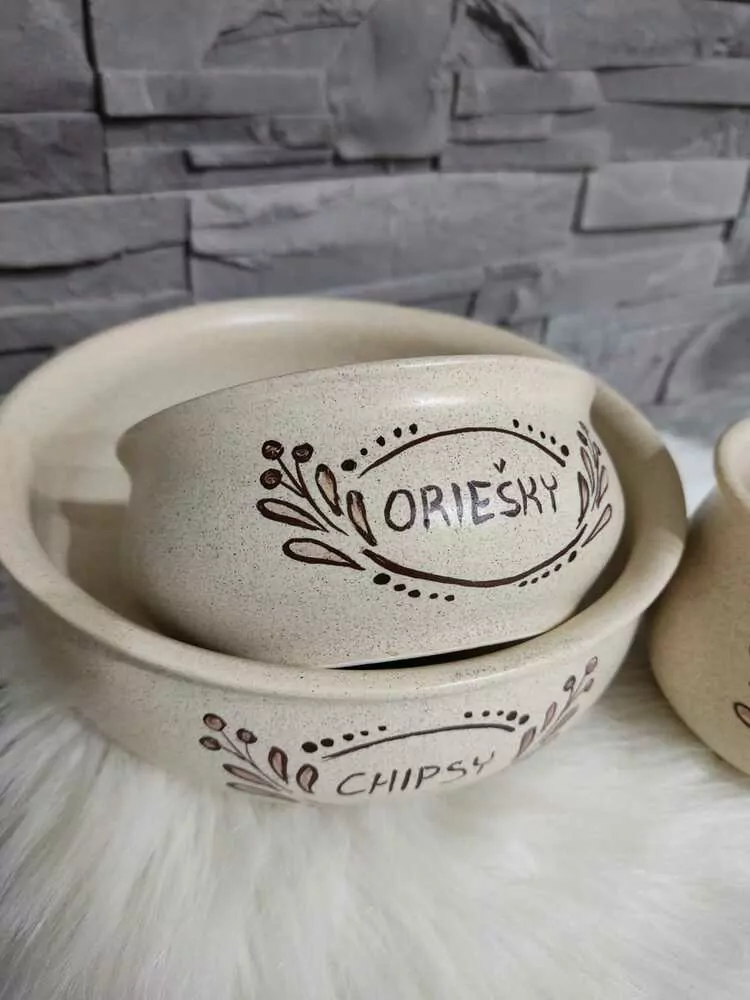 Sada hnedých misiek na chipsy, oriešky a tyčinky