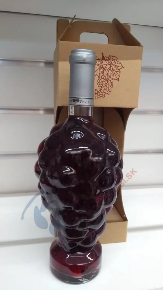 Víno v hroznovej fľaši červené