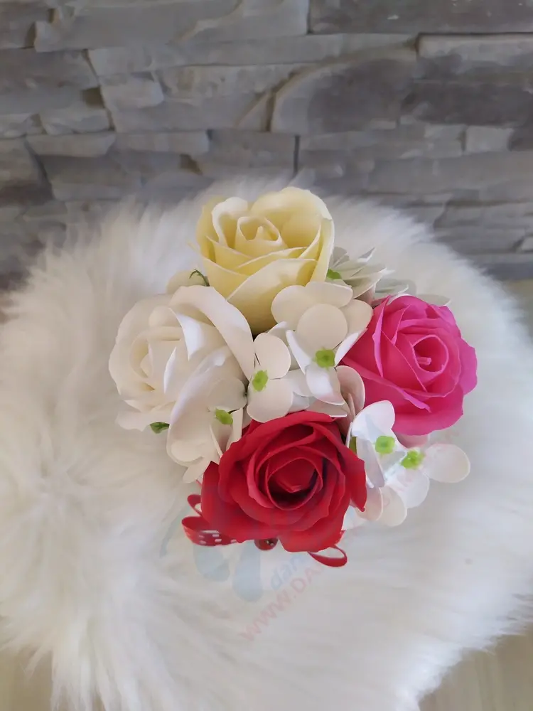 Mydlový flower box mix s červenou mašľou