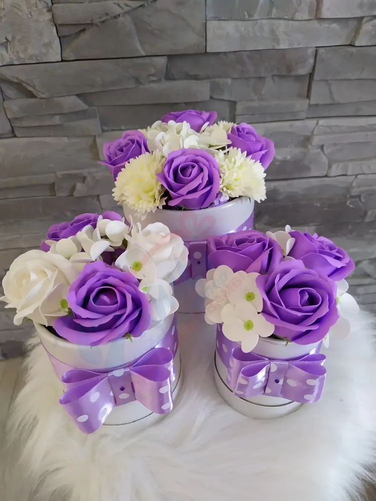 Mydlový flower box mix s fialovou mašľou menší