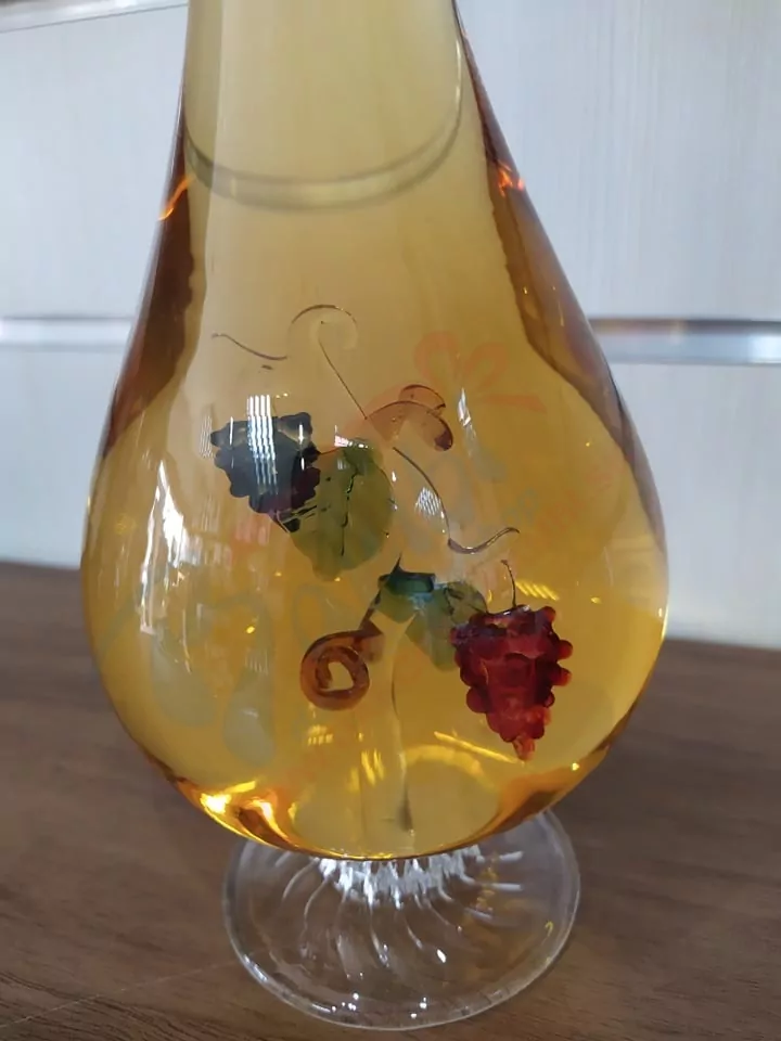 Víno s figúrkou viniča