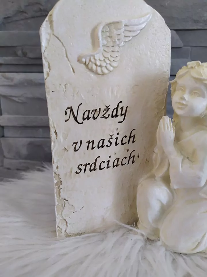 xAnjelik pri pomníku