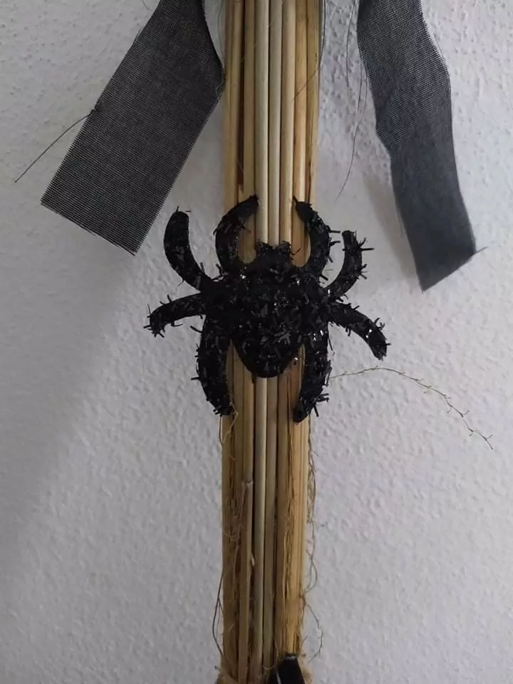 Dekorácia STRIGA NA METLE ORANŽOVÁ