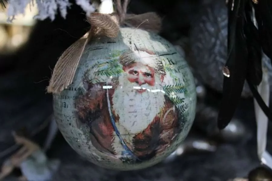 Farebné vianočné gule s obrázkom Mikuláša