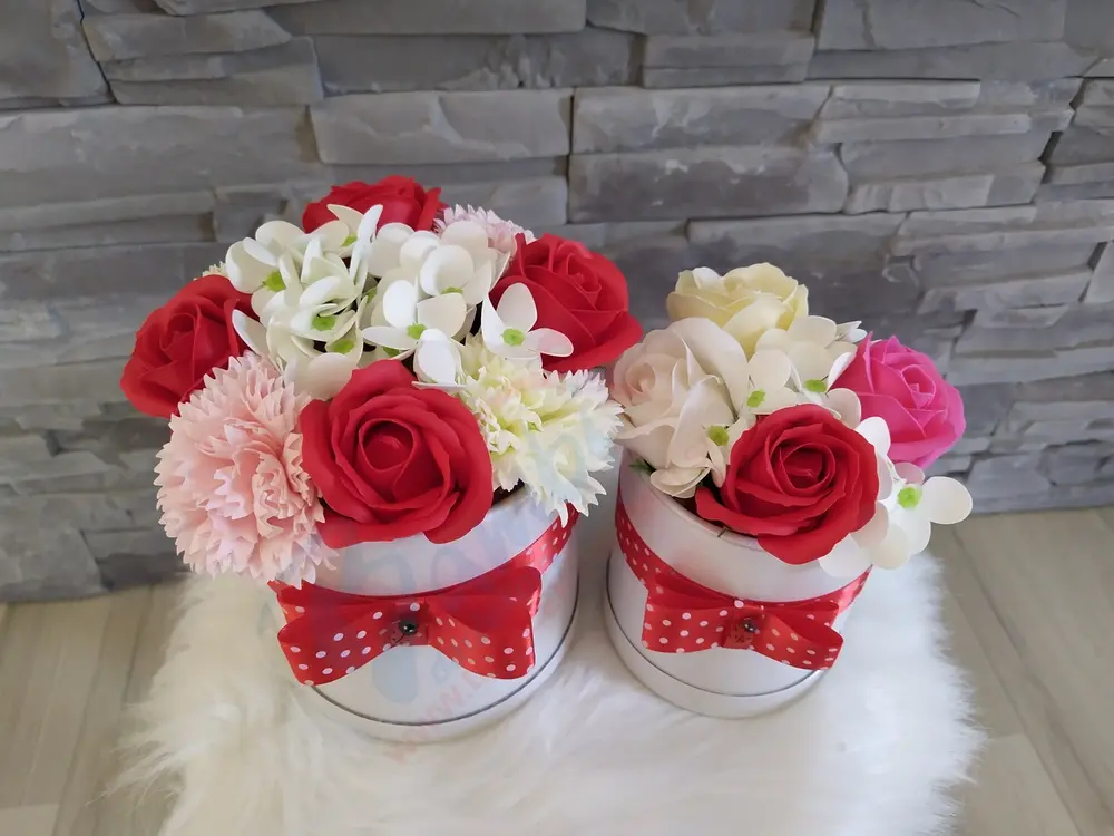 Mydlový flower box mix s červenou mašľou