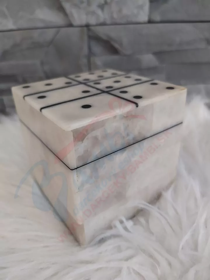 Domino kocka z pravého kameňa