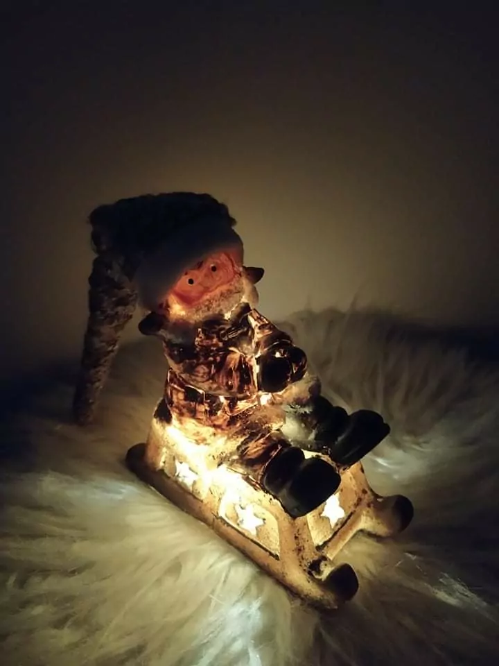 Dekorácia Dievčatko na LED saniach