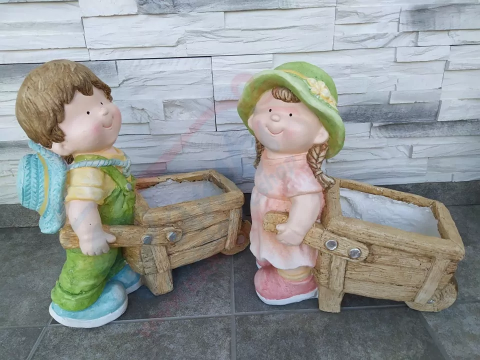 Dekorácia dievča s fúrikom - obal na kvet