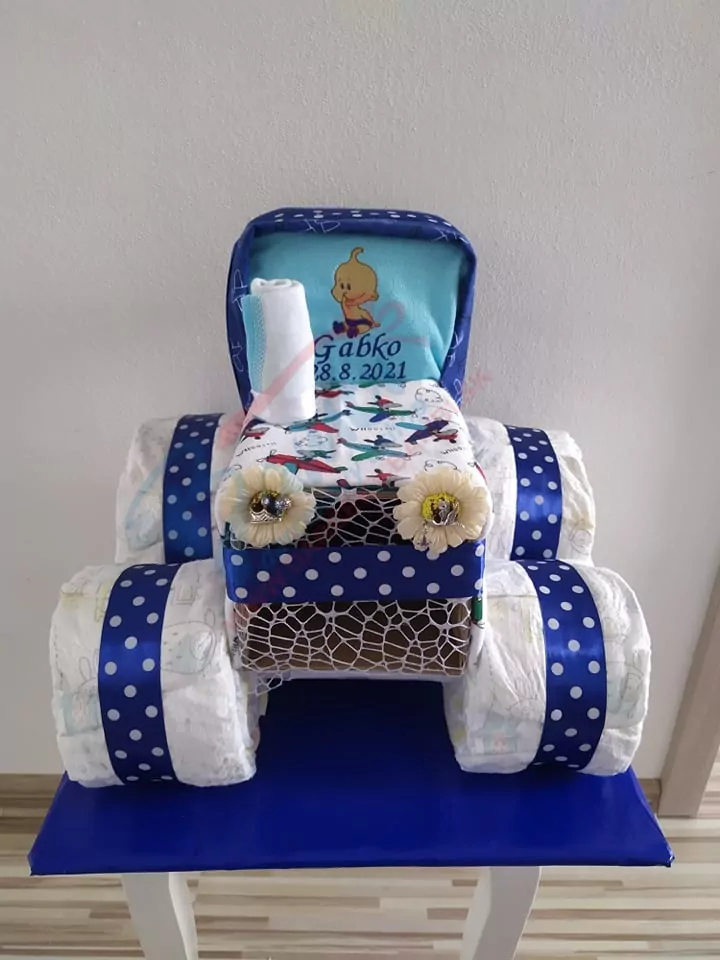 Plienkova torta - traktor s vyšívanými podbradníčkami - plienky veľkosť 4