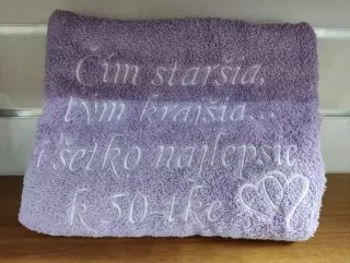 Osuška s nápisom ČÍM STARŠIA, TÝM KRAJŠIA...VŠETKO NAJLEPŠIE K 50 - tke