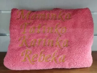 Osuška s nápisom MAMINKA, TATINKO. KARINKA, REBEKA