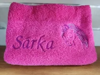 Osuška s menom SÁRKA