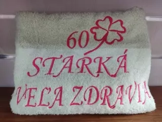 Osuška s nápisom 60 STARKÁ VEĽA ZDRAVIA