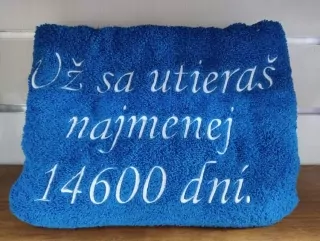 Osuška s nápisom UŽ SA UTIERAŠ NAJMENEJ 14600 DNÍ.