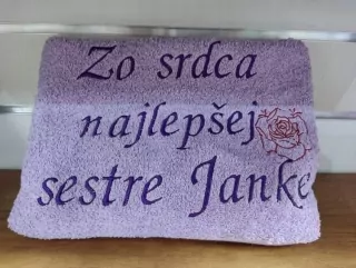 Osuška s nápisom ZO SRDCA NAJLEPŠEJ SESTRE JANKE